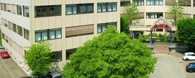 Ansprechendes Bürogebäude in ruhiger und doch zentraler Lage mit verkehrstechnischer Anbindung in alle Himmelsrichtungen, flexible Raumaufteilung durch stützenfreie Bauweise realisierbar, Flächen zwischen 40 und 3000 m². BCS Schoemperlenstraße